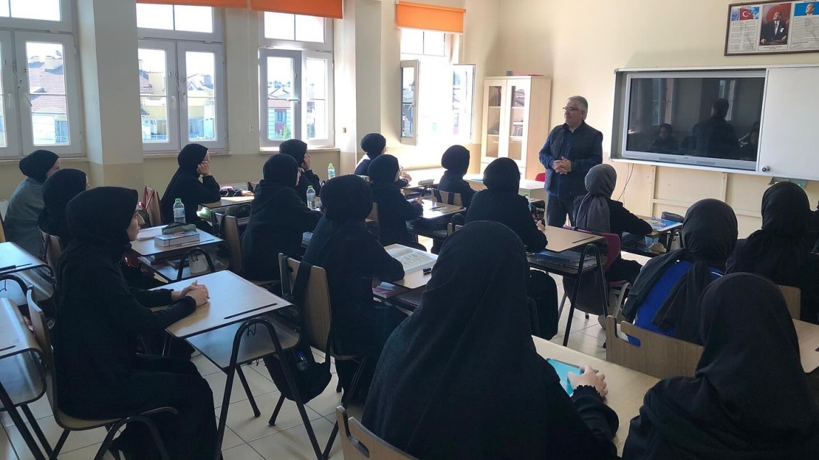Prof. Dr. Metin Akkuş Okulumuz Öğrencileri ile Divan Edebiyatı Geleneği Üzerine Verimli Bir Söyleşi Gerçekleştirdi