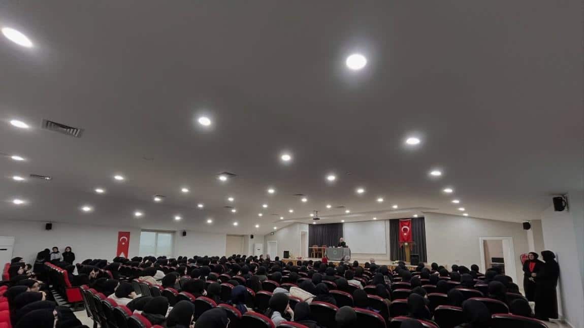 Namaz platformu üyesi Ramazan Kayan hocamız okulumuza gelerek öğrencilerimize “Namazla Diriliş” konferansı verdi. 