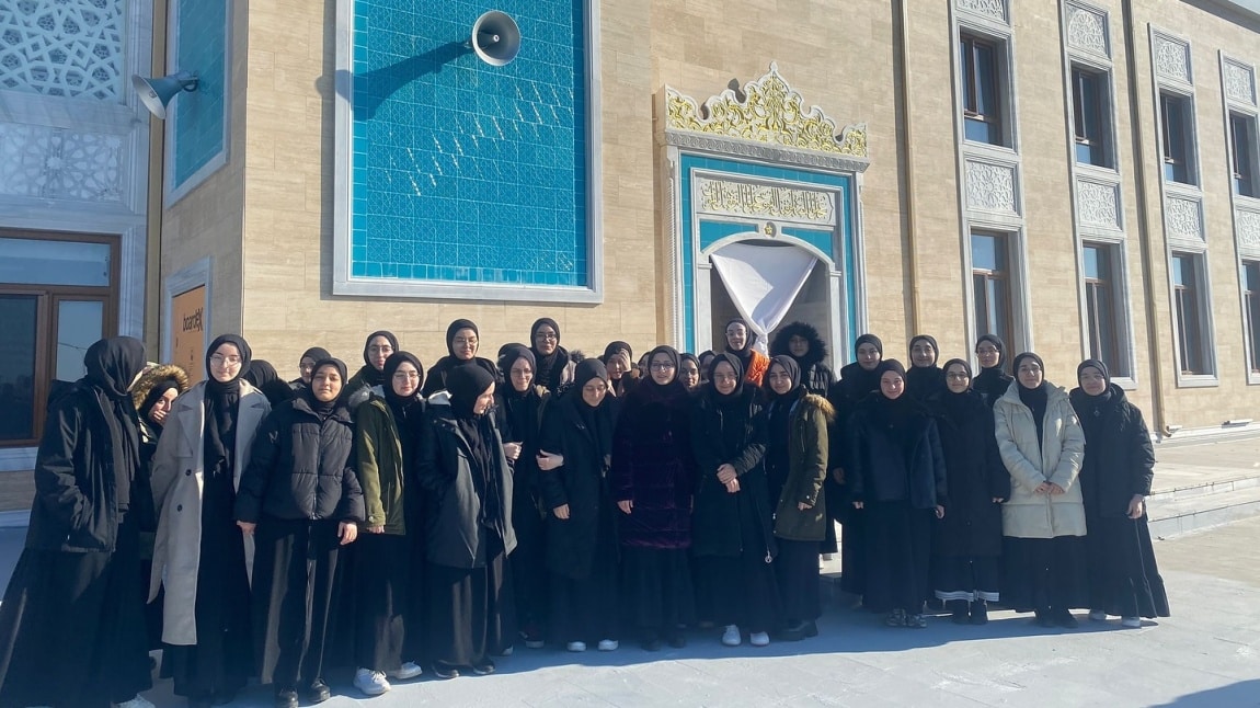 Düzce Üniversitesi İlahiyat Fakültesi Uygulama Camii’inde cuma namazında buluştuk. 