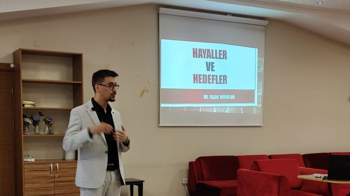 Dr. Yaşar Nurullah  “İftarda konuşalım” programı kapsamında pansiyonda kalan öğrencilerimizle buluştu. 